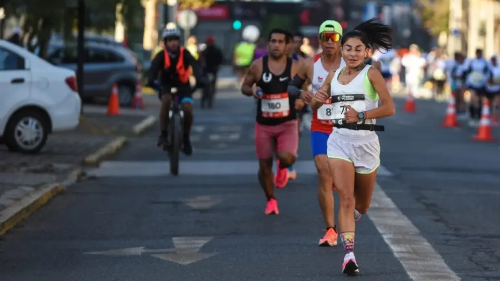 La maratonista en plena competencia (archivo de la Maratón Santiago 2023), La Tribuna