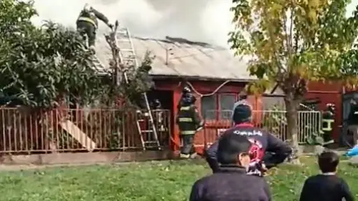 Incendio estructural en Laja amenazó a otras viviendas del sector