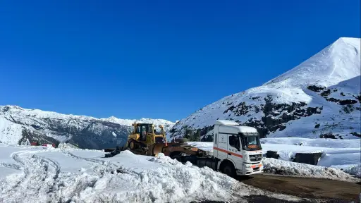 Realizan trabajo de despeje de nieve y habilitación de camino en Antuco