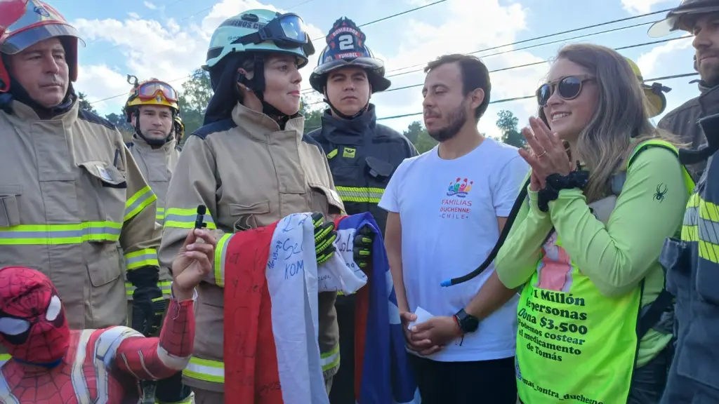 Superintendenta de Bomberos de Cabrero Valentina Muñoz recibe la bandera que está siendo pasada de Cuerpo de Bomberos en Cuerpo de Bomberos en esta caminata | Cedida 