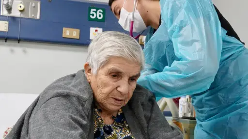 Mujer 90 años es intervenida con éxito tras sufrir caída que la dejó con nueve costillas rotas