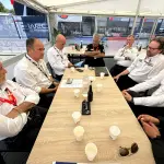 El momento de la reunión de la comitiva chilena con personeros del WRC, La Tribuna