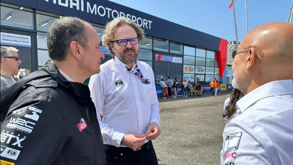 Simón Larkin, director del World Rally Championship, en diálogo con el gobernador regional y Felipe Horta, La Tribuna