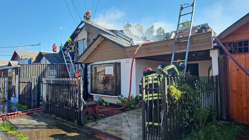 Investigan causas de incendio que afectó a dos viviendas en Villa Italia 
