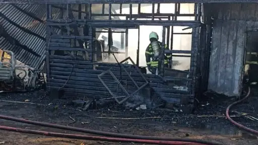 EN DESARROLLO: Incendio en Chacayal Norte deja casa completamente destruida