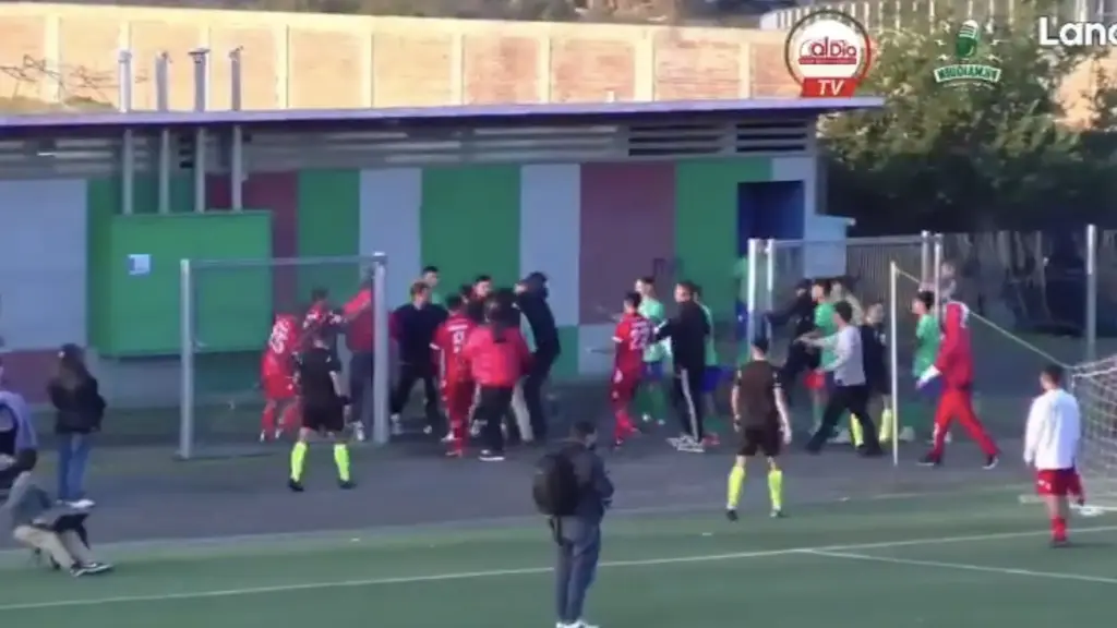 Vergonzosa batalla campal empañó partido entre Comunal Cabrero y Deportes Valdivia: presidente de club visitante resultó con múltiples lesiones
