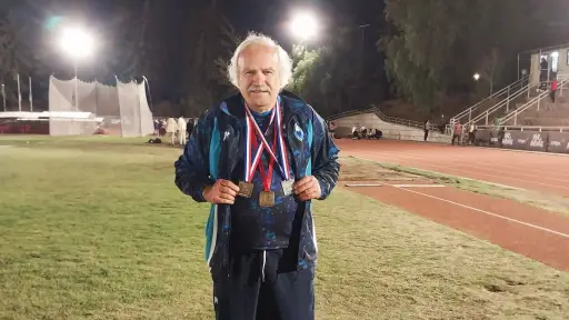 A sus 73 años, Bustamante sigue demostrando su alto nivel en torneos de atletismo master