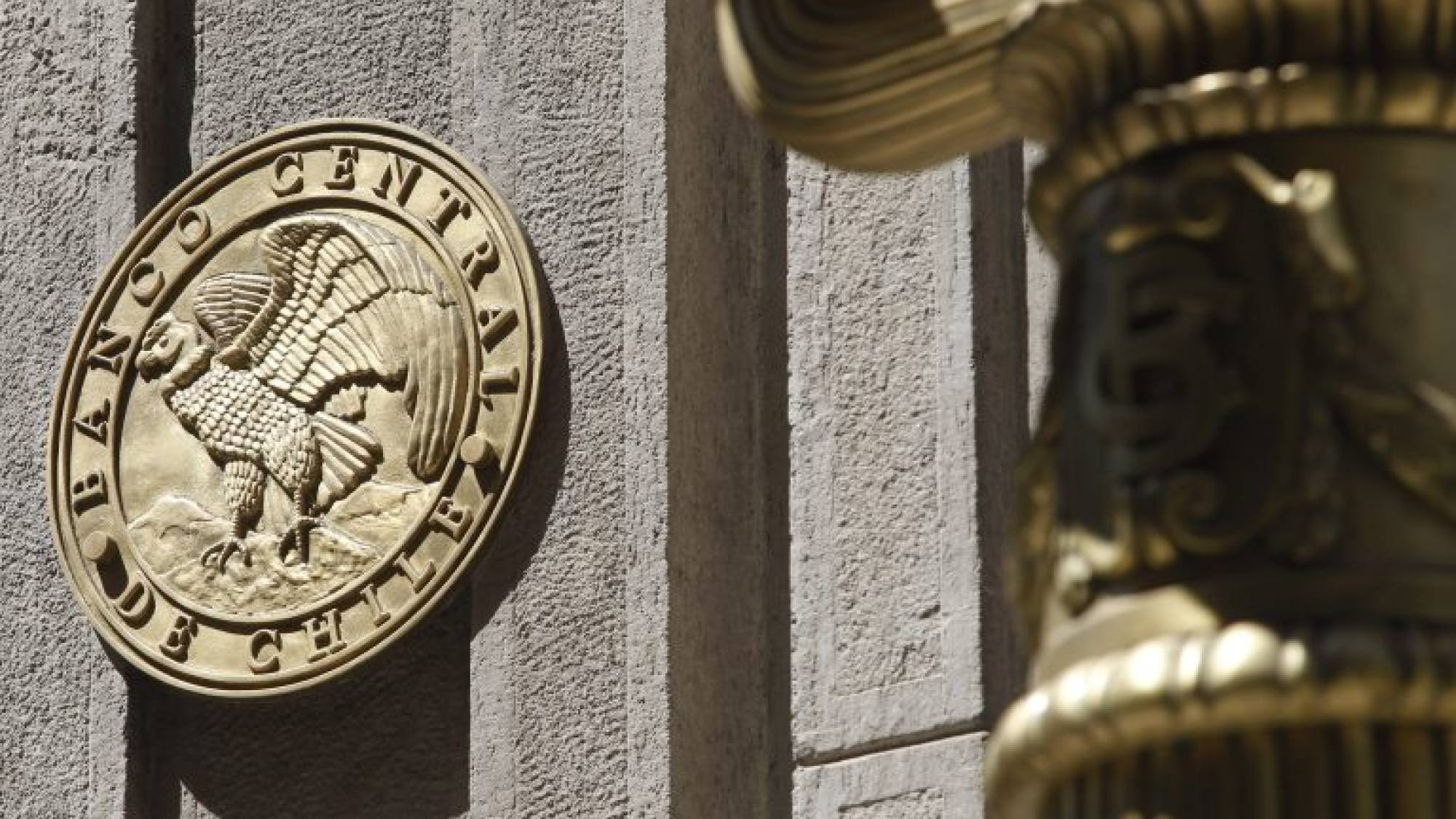 Economía chilena se contrae en marzo: Imacec anota -0,1% por fuerte baja en producción de bienes