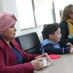 Madre que padece cáncer y a hijo con Duchenne fueron recibidos por municipio angelino: Conocieron sobre beneficios a postular