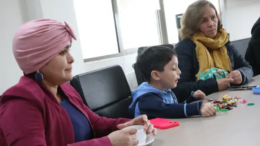 Madre que padece cáncer y su hijo con Duchenne fueron recibidos por municipio angelino: Conocieron sobre beneficios a postular