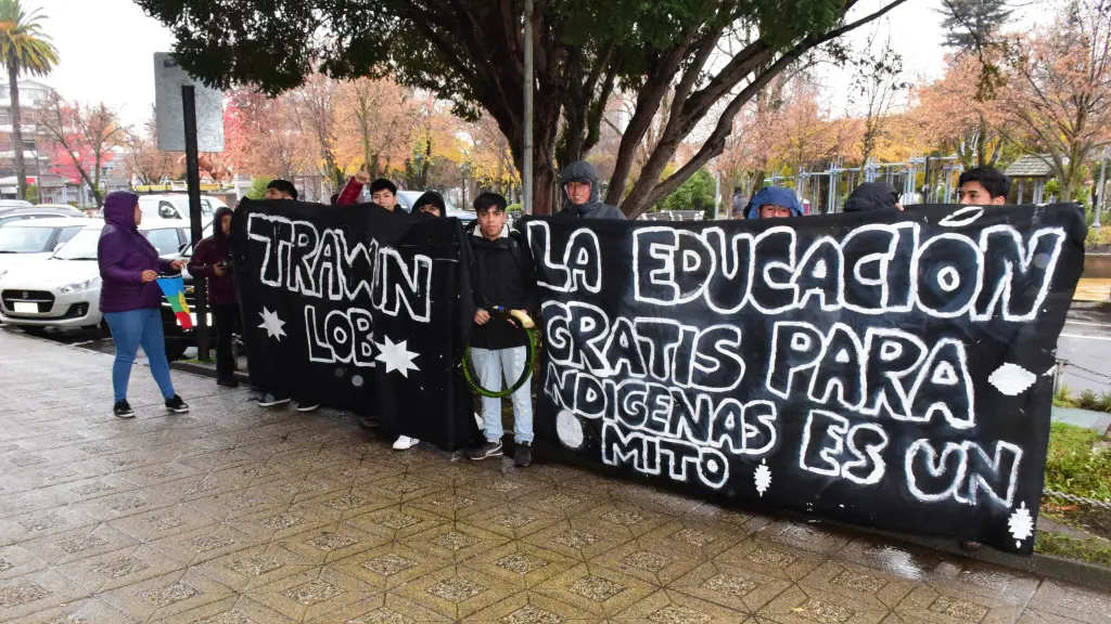 Estudiantes indígenas se manifestaron en Los Ángeles para pedir incremento de beneficios, La Tribuna