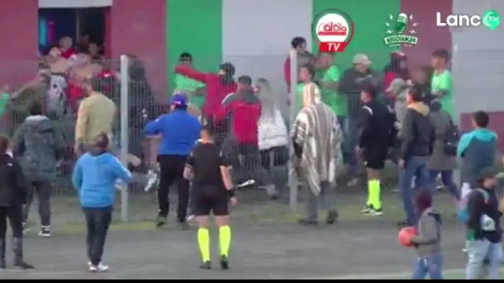 Los hechos de violencia ocurridos en el Estadio Municipal de Monte Águila originaron duras sanciones, La Tribuna