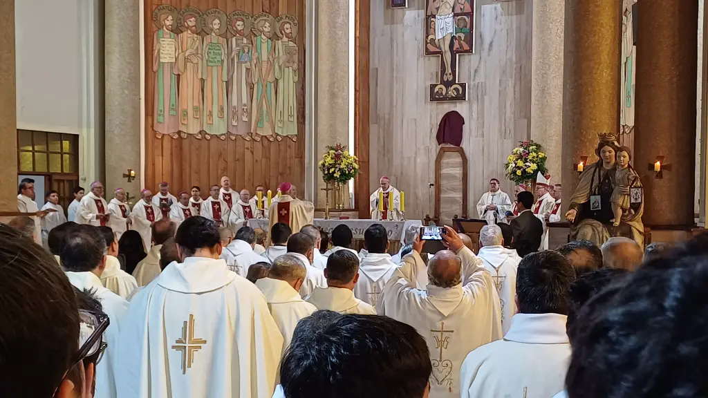 Representantes de la Iglesia provenientes de varias ciudades del país llegaron a Los Ángeles para dar la bienvenida a monseñor Castro Toovey., La Tribuna