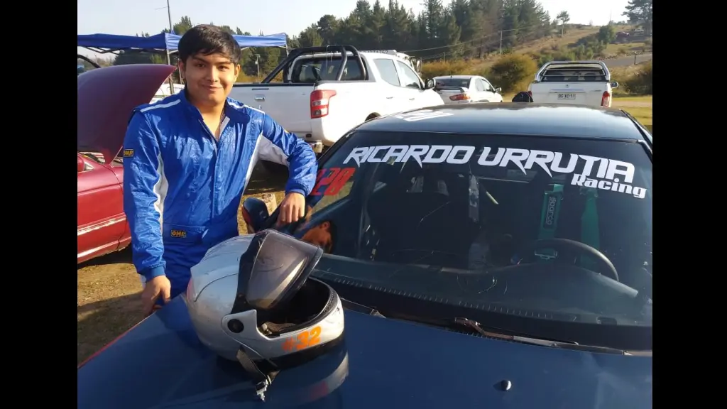 El angelino Ricardo Urrutia de tan solo 19 años, ya muestra sus dotes al volante en la categoría de 1600 cc., La Tribuna