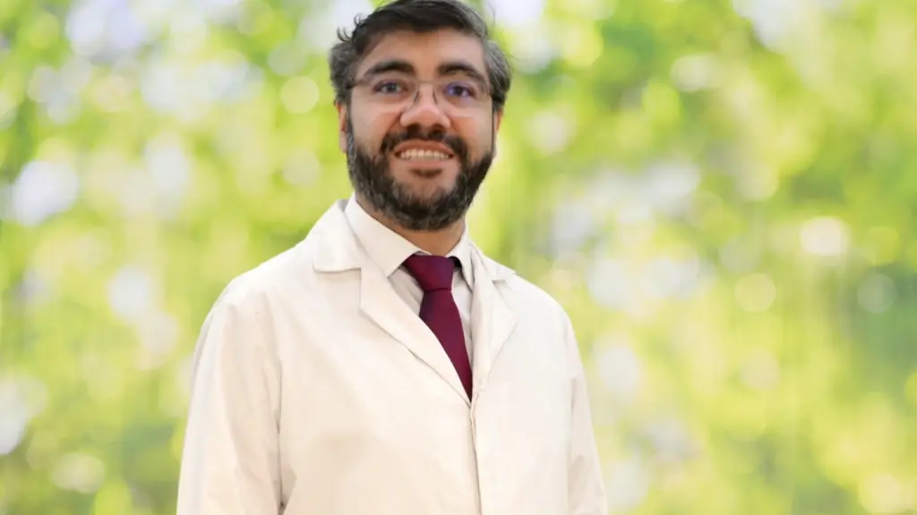 Médico dermatólogo de la Clínica Universidad de Los Andes, Dr. Fernando Valenzuela., Cedida