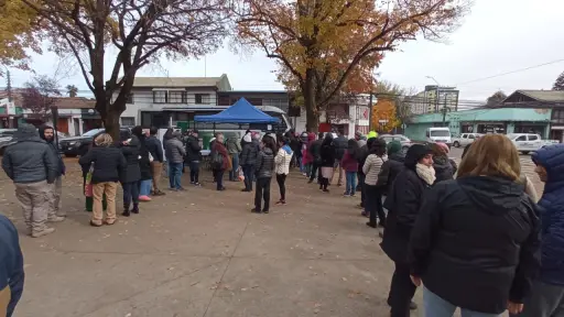 Más de 200 personas hacen fila en Plaza Pinto para ser vacunados 