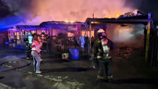 Vecinos facilitan agua de piscinas para combatir incendio que destruyó tres casas y un negocio en San Carlos Purén