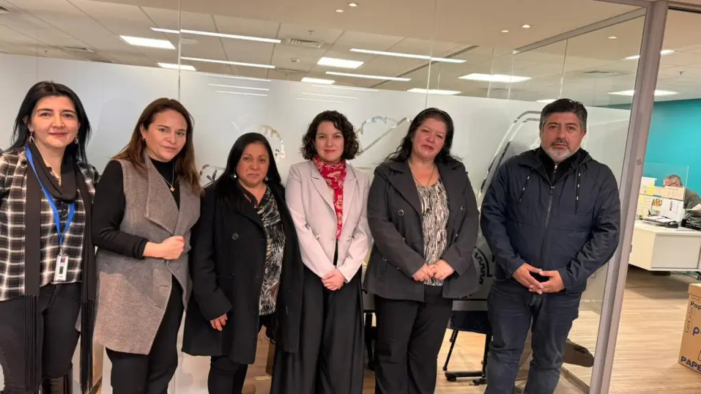 En la fotografía, la ministra de Desarrollo Social Javiera Toro con dirigentes y autoridades de Mulchén.