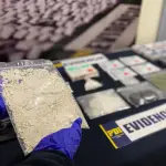 El procedimiento permitió la incautación de cocaína base, cannabis y 4 parches sellados con la rotulación de fentanilo, entre otras drogas., PDI