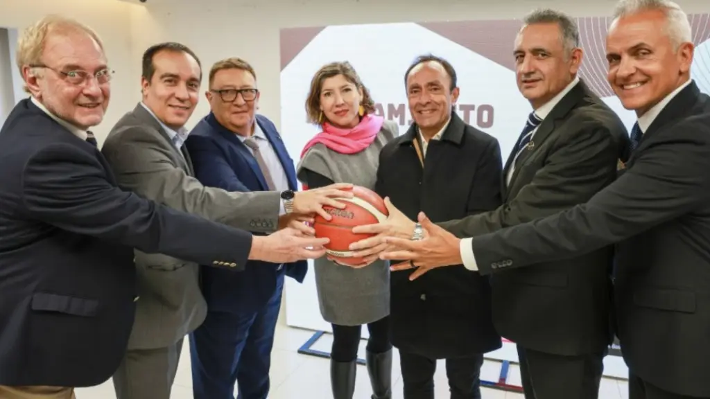 El Ministro del Deporte, junto a personeros de la Federación dando la buena noticia para el baloncesto nacional, Mindep