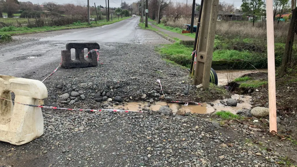 “Es un riesgo”: Director de Colegio Teresiano pide arreglar puente debido a malas condiciones en acceso 