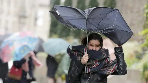 Fuerte temporal promete lluvias intensas y rachas de vientos de hasta 100 km/h en once regiones del país