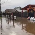 Desborde de río y colapso alcantarillado en Mulchén, Foto transmisión Pacífico Televisión