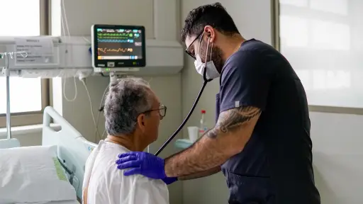 Implantan válvula aórtica a angelino de 83 años que sufrió de soplo en el corazón por dos décadas