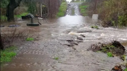 Inundaciones y falta de puente adecuado preocupan a familias de Santa Elvira Las Quintas