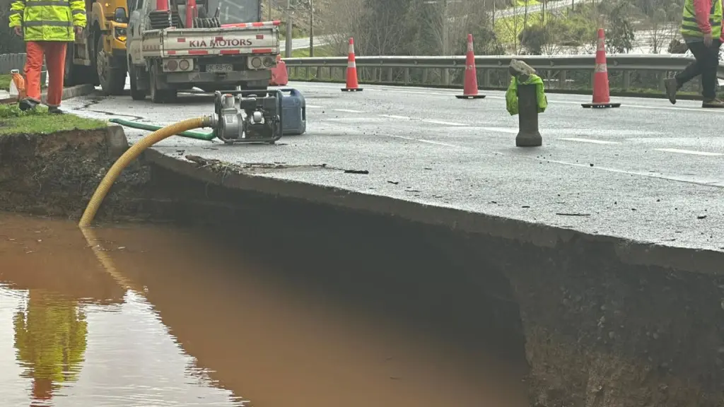 Socavón en Ruta de la Madera en Nacimiento, Municipalidad de Nacimiento