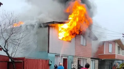  Incendio de gran magnitud afectó a dos viviendas en calle Balmaceda