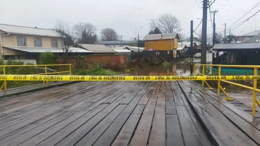 Cortado el tránsito vehicular en puente Paillihue en sector Villa Todos los Santos 