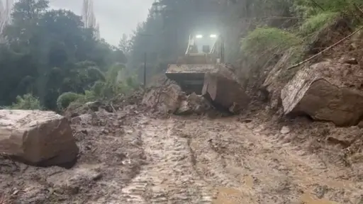 Derrumbe de cerro deja a 30 familias aisladas y más de 300 hogares sin luz en Nacimiento