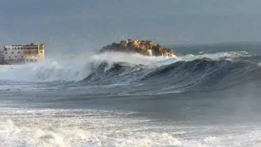 Armada alerta de marejadas anormales desde Faro Corona hasta Arica y Archipiélago Juan Fernández