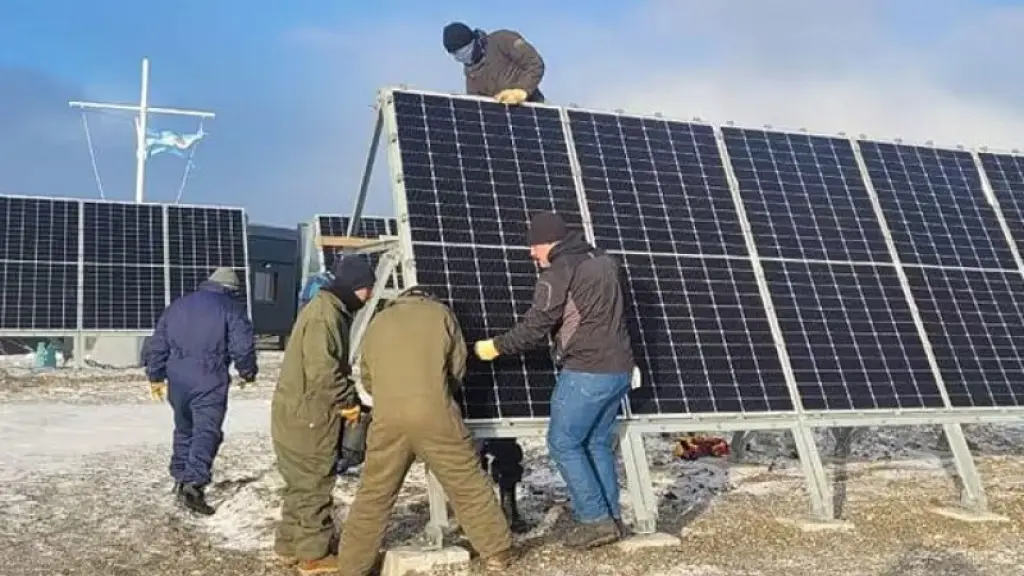 Foto de la remoción de los paneles solares mal instalados.