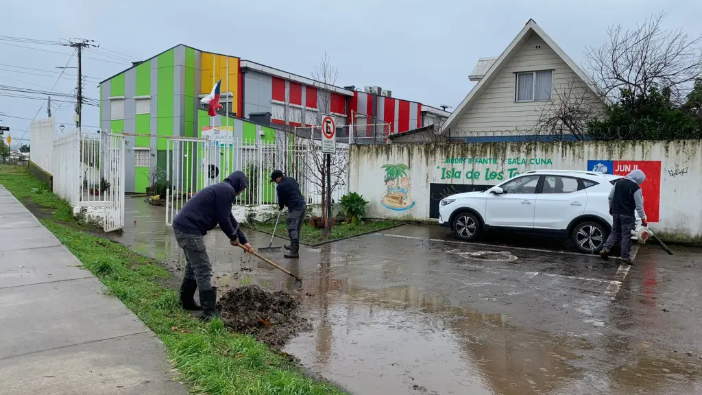 “Aulas húmedas” y “no aptas para su uso”: Jardín infantil “Isla de los Tesoros” sufrió por desborde de estero 