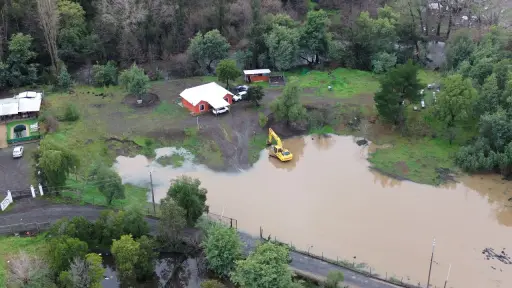 Cómo fuerte levantado para evitar salida de río tiene inundada a familias en sector Rarinco   