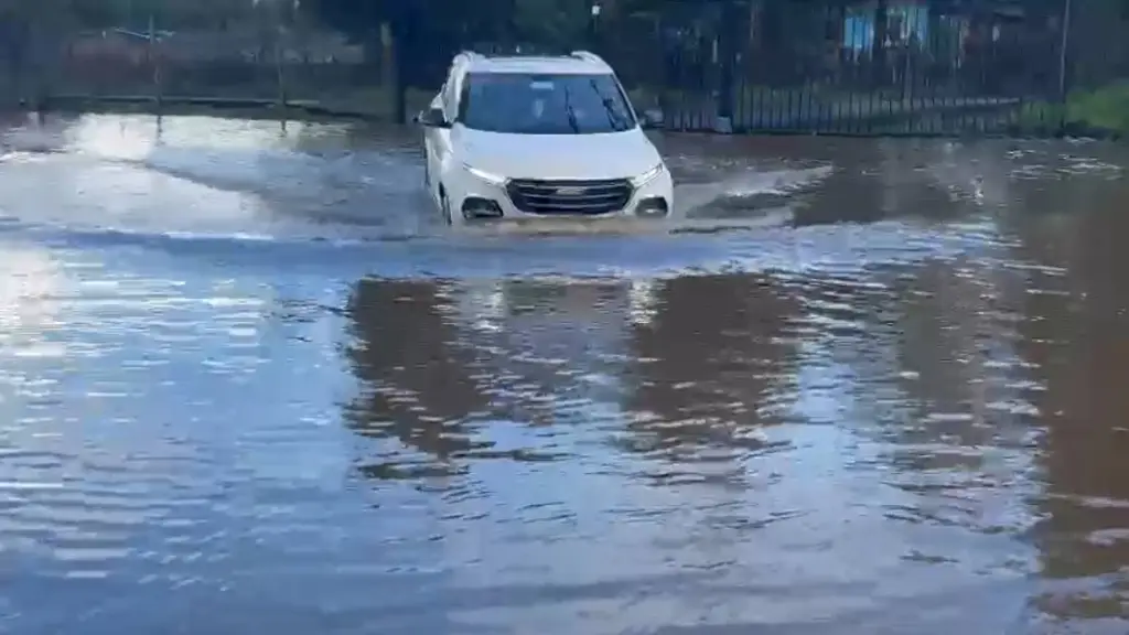 Así debe ingresar vecina de sector Rarinco por inundación en entrada de su casa 