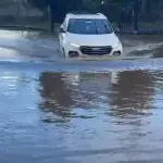 Así debe ingresar vecina de sector Rarinco por inundación en entrada de su casa 
