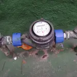 Denuncian robo de medidor de agua en casa de Av. Las Quintas: rotura provocó fuga en el lugar