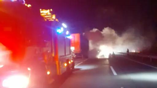 VIDEO Incendio de camión obligó a bomberos a desplazarse a Ruta 5 Sur