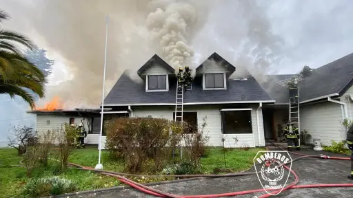 Gran incendio afectó a una vivienda camino a Santa Clara en Los Ángeles