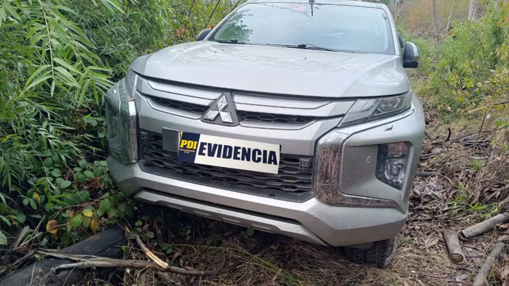 La camioneta fue ubicada en un predio forestal ubicado en el sector del estero Dollinco, cercano a una comunidad indígena., PDI