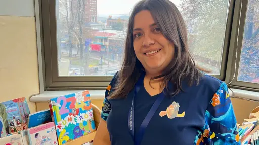 La historia de la nacimentana Nicole Muñoz y su compromiso con la enfermería pediátrica