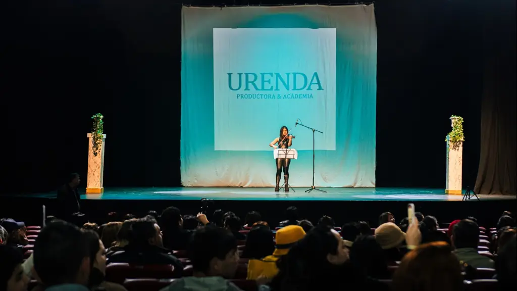 Interpretación en desfile de Academia Urenda |  Jerson Arriata