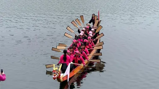 Supervivientes de cáncer de mamas en Laja se rehabilitan con bote chino para remar