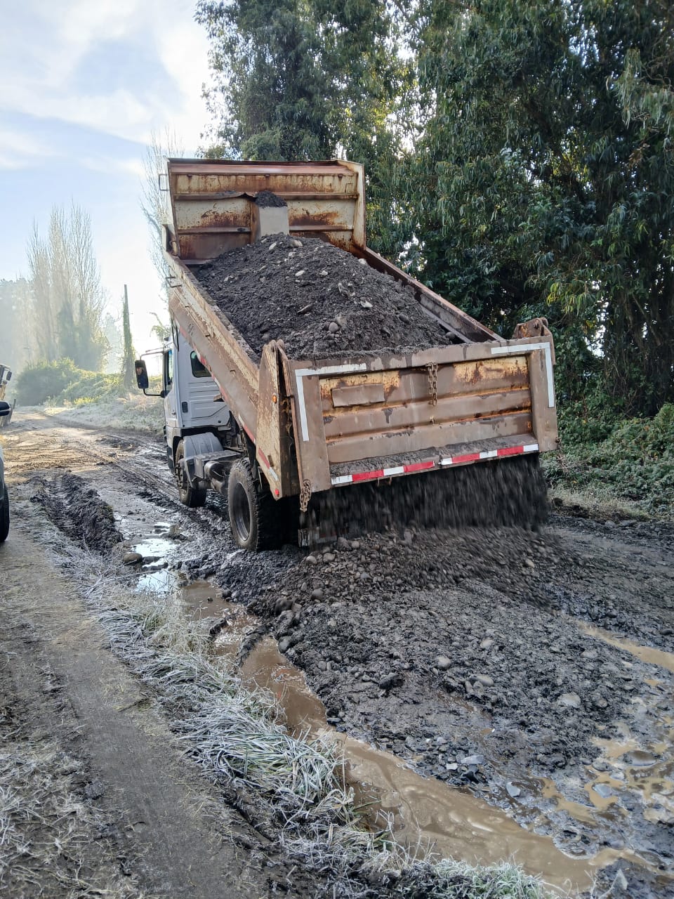 En paralelo, se han intervenido caminos que resultaron dañados por las intensas lluvias de este mes. / Municipalidad de Los Ángeles