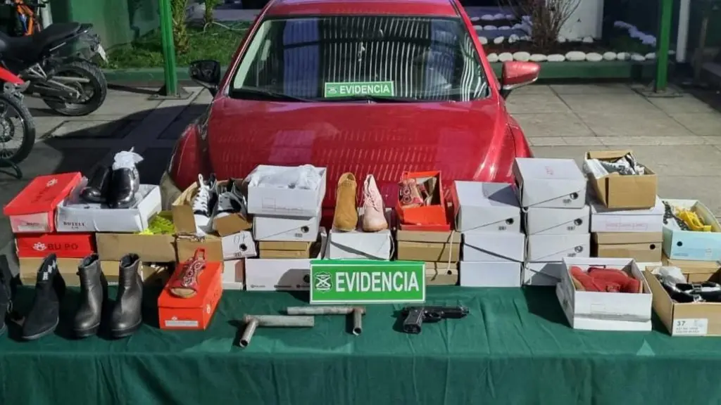 Efectivos policiales incautaron las armas, zapatos y el vehículo en el que se desplazaban los detenidos., Cedida