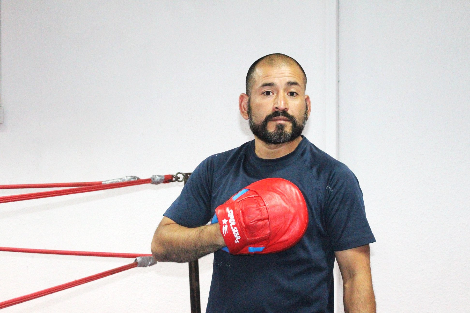 José Curilaf, con perseverancia sigue instruyendo a los jóvenes pugilistas / La Tribuna