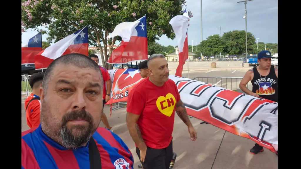 Hernán Vallejos, siempre luciendo la camiseta de Iberia, pero en Estados Unidos está apoyando a La Roja, La Tribuna